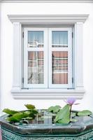 vista frontal de ventanas de estilo vintage con decoración exterior, ventanas de doble vidrio transparente y diseño de fachada arquitectónica. ventana de casa residencial con reflejo foto