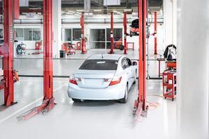 centro de taller de auto servicio y mantenimiento de vehículos, taller mecánico de automóviles y cambio de repuestos. estación de servicios automotrices. reparación y revisión de automóviles comerciales foto