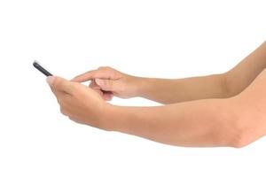 vista lateral, mano sosteniendo y tocando el teléfono inteligente con pantalla en blanco, aislado en fondo blanco. con trazado de recorte. foto