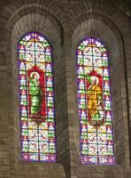 antiguas vidrieras de la catedral de la ciudad de beziers.