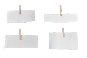 conjunto de clip de madera y papel blanco rasgado aislado sobre fondo blanco. objeto con trazado de recorte foto
