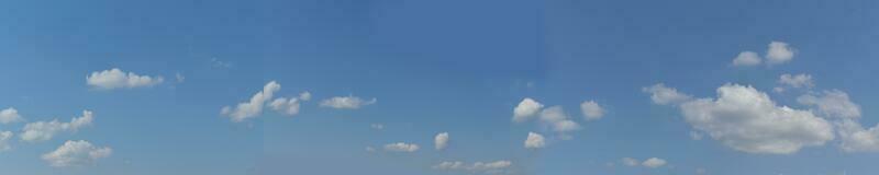 fondo de cielo azul con diminutas nubes blancas. imagen panorámica foto