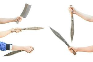 juego de manos sosteniendo un cuchillo grande aislado en fondo blanco con camino de recorte. foto