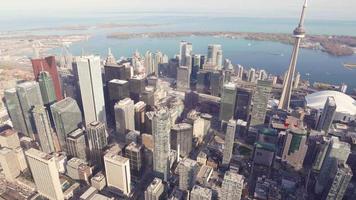 4k luchtopname van toronto, canada - het centrum van toronto, gezien vanuit een helikopter gedurende de dag video