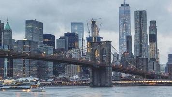 4K-Zeitraffer-Tag-Nacht-Übergang der unteren Manhattan-Aufnahme in Brooklyn. video