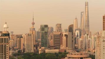 4K-Zeitraffer-Sequenz von Shanghai, China - Shanghais Skyline von Tag zu Nacht, wie vom Bund aus gesehen