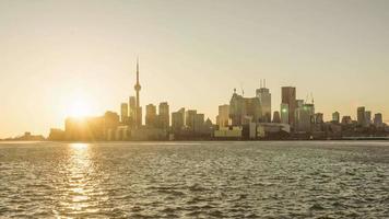 Sequenza timelapse 4k di toronto, canada - dal giorno alla notte dal molo di polson video