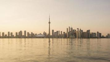 séquence timelapse 4k de toronto, canada - jour et nuit depuis l'île centrale video