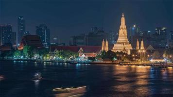 Secuencia de timelapse de 4k de bangkok, tailandia - el templo budista wat arun en bangkok por la noche