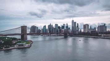 séquence timelapse 4k tirée du pont de manhattan à new york city video