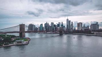 Sequência de timelapse de 4k filmada da ponte de manhattan em nova york video