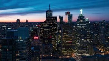 4K-Zeitraffer-Sequenz von Toronto, Kanada - Innenstadt von Toronto von Tag zu Nacht, wie von der Spitze eines Wolkenkratzers aus gesehen video