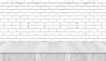 estudio de mesa de madera blanca con pared de ladrillo blanco. fondo para publicidad de productos o banner web. foto