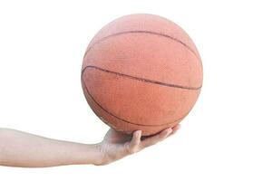 mano masculina con baloncesto aislado sobre fondo blanco con trazado de recorte. foto