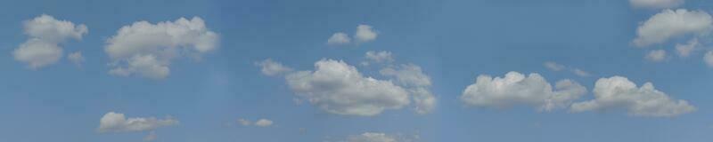 fondo de cielo azul con diminutas nubes blancas. imagen panorámica foto