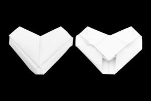corazón de origami de papel blanco aislado sobre fondo negro. vista frontal y posterior foto