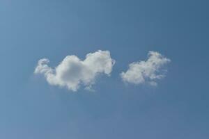 sola nube blanca sobre fondo de cielo azul. foto