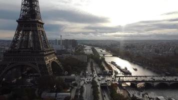 parís francia desde arriba, panorama de drones de la torre eiffel, otoño de 2021 video