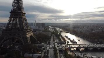 paris frança de cima, panorama do drone da torre eiffel, outono de 2021 video