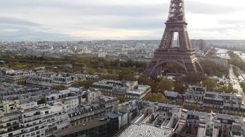 paris frança de cima, panorama do drone da torre eiffel, outono de 2021 video