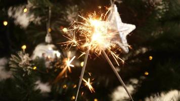 deux bâtons de feu du bengale sous un sapin de noël à la maison video