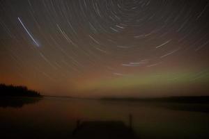 noches del norte y rastros de estrellas en el pintoresco saskatchewan foto