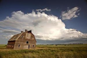 nubes de tormenta sobre la granja de saskatchewan foto