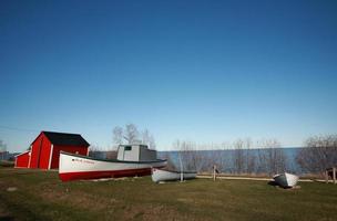 barcos de pesca comercial varados en hecla en el lago winnipeg foto