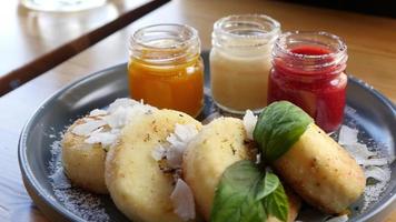 appetitliche Pfannkuchen auf einem Teller mit Beerenmarmelade im Restaurant, europäische Küche video