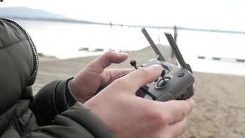 el piloto drone volador quadrocopter lo controla con un joystick y un teléfono video
