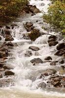 arroyo de montaña que fluye rápido en columbia británica foto