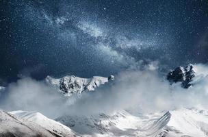 fantástico cielo estrellado. niebla espesa en el goulet del paso de montaña. georgia, svaneti. Europa. montañas del cáucaso foto