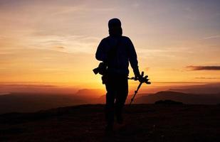 fotógrafo de naturaleza con cámara digital en la cima de la montaña. foto