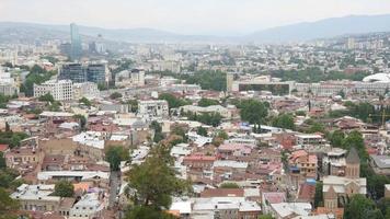 panorama della città vecchia di tbilisi dalla vista dall'alto video