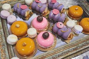 deliciosas galletas y pasteles coloridos en la barra de dulces de la boda. foto