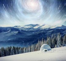 cielo estrellado en la noche de invierno cubierto de nieve. fantástica vía láctea en la víspera de año nuevo. cortesía de la nasa. en previsión de las vacaciones. escena dramática. cárpato Ucrania foto