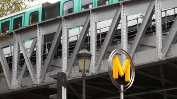 train du métro de paris sur le pont métallique, jour de pluie d'automne video