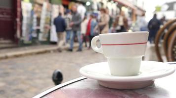 xícara de café em uma mesa de café de rua em montmartre, paris - outubro de 2021 video
