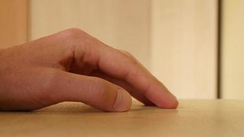 braço jogando dedos em uma mesa - close-up