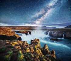 hodafoss muy hermosa cascada islandesa. se encuentra en el norte cerca del lago myvatn y la carretera de circunvalación. fantástico cielo estrellado y la vía láctea foto