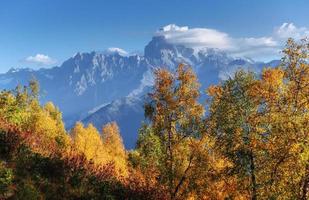 niebla espesa en el goulet del paso de montaña. georgia, svaneti. montañas del cáucaso foto