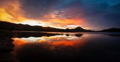 puesta de sol en el embalse de tha khae, provincia de ratchaburi, tailandia foto