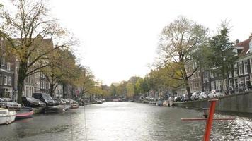 navegación de barcos y canales de amsterdam, vida de la ciudad de la calle, turistas y café