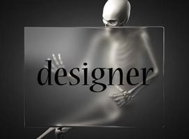 palabra de diseñador sobre vidrio y esqueleto foto