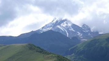 montagne kazbegi vue des nuages dans les montagnes kaukaz, géorgie video