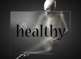 palabra saludable sobre vidrio y esqueleto foto