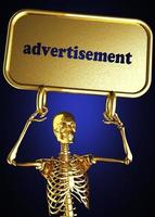 palabra publicitaria y esqueleto dorado. foto