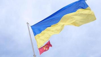 apretar la bandera de ucrania ondeando por el viento en el cielo azul video