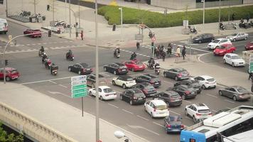 tráfico matutino en madrid paseo de la castellana, españa video