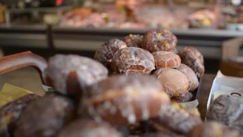 verse donuts en koekjes op de vitrine van de bakkerijmarktwinkel video